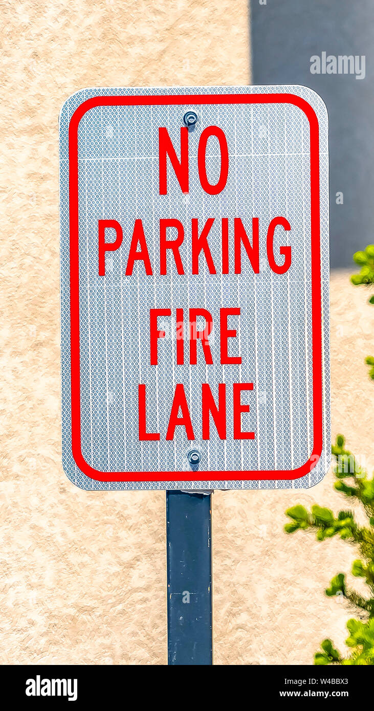 Sign warning fire lane hires stock photography and images Alamy