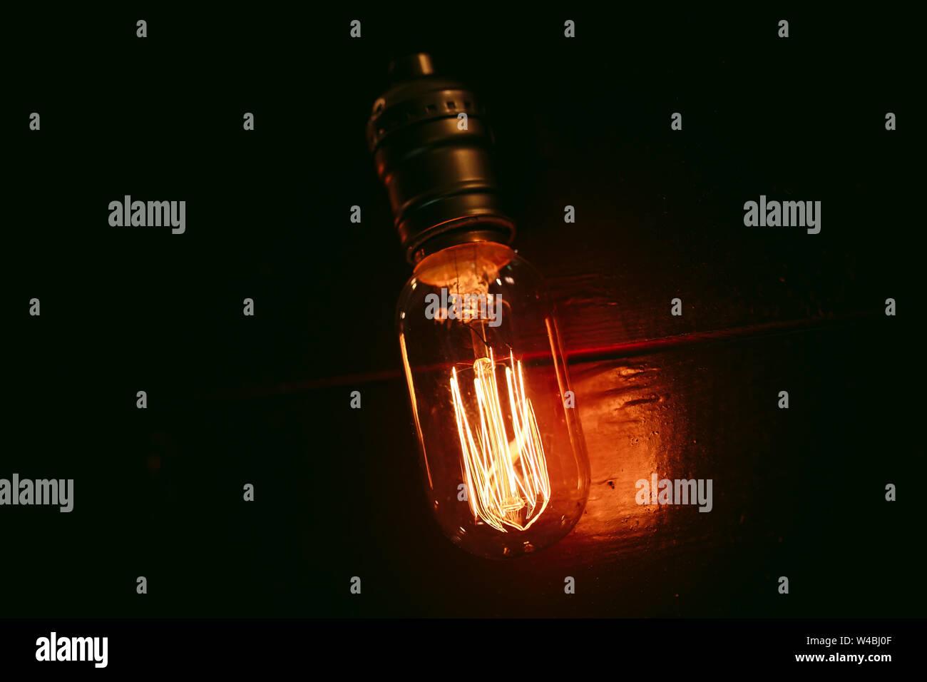 Vintage incandescent Edison type bulbs on wooden wall Stock Photo Alamy