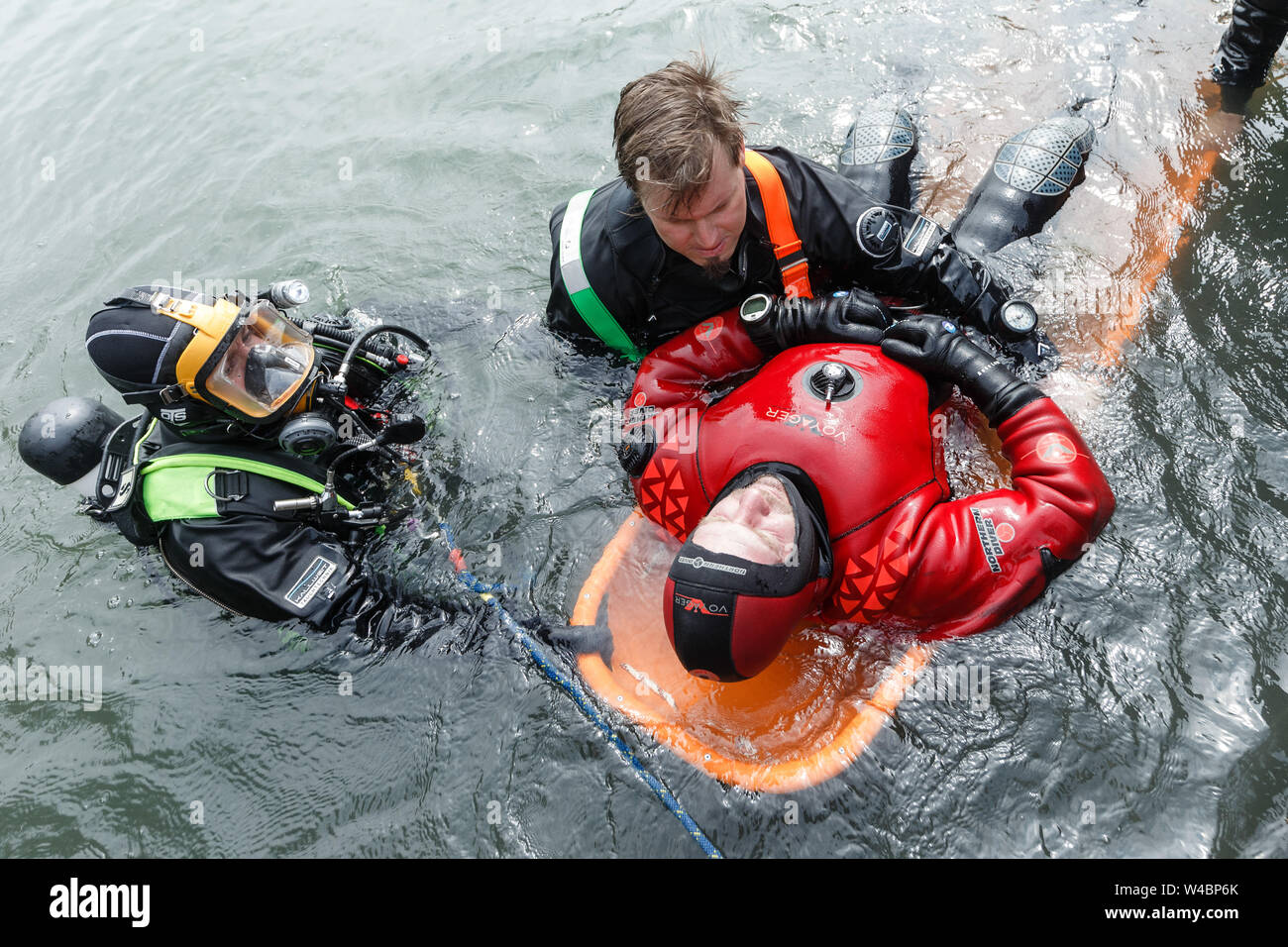 13 July 2019, SchleswigHolstein, Wacken Fire divers rescue a diver
