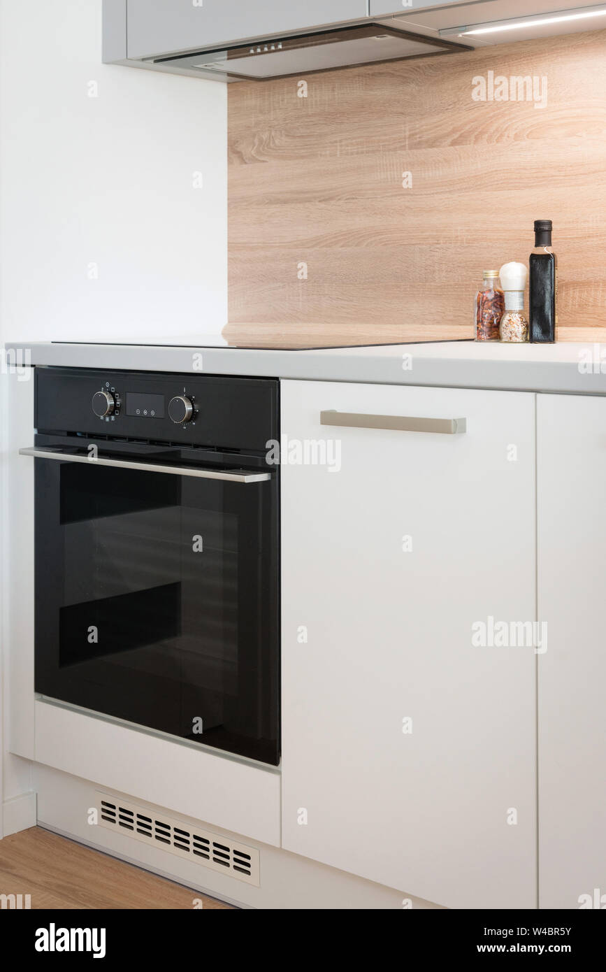 https://c8.alamy.com/comp/W4BR5Y/electric-stove-with-induction-cooktop-in-contemporary-kitchen-W4BR5Y.jpg