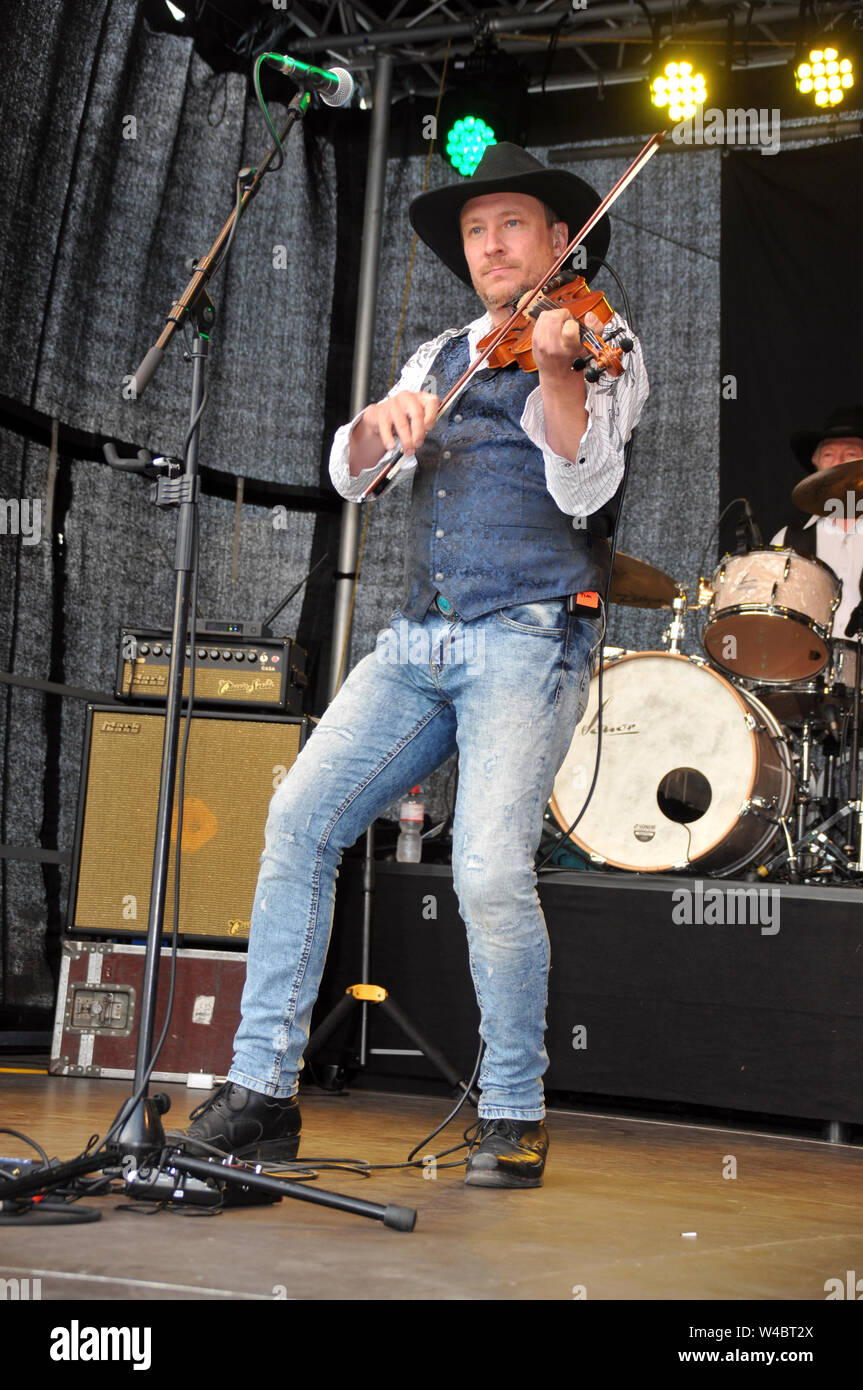16 July 2019, Schleswig-Holstein, Heiligenhafen: TRUCK STOP - The Country Band from Waterkant on 16 July 2019 in Heiligenhafen at the Heiligenhafener Hafenfesttage (For the 44th time from 11 July to 21 July 2019) open air stage appearance dierkt at the harbour basin. From 20 - 22 o'clock there was Country Rock and songs from the brand new album 'Ein Stückchen Ewigkeit' for over two thousand guests of the event. Schleswig-Holstein, Germany, Europe. Here: Tim Reese the new violinist and guitarist. Photo: Holger Kasnitz/dpa Stock Photo