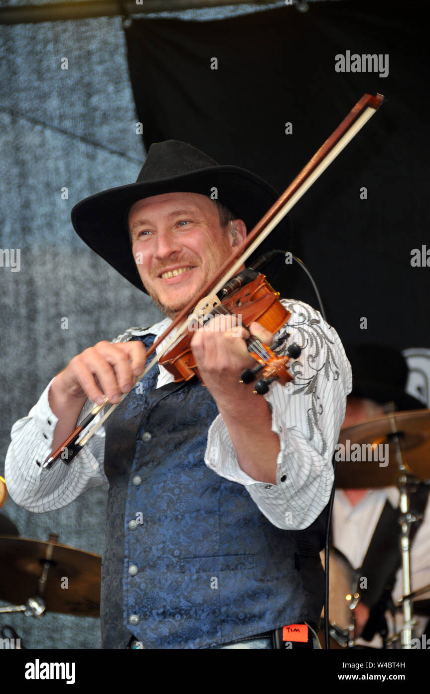 16 July 2019, Schleswig-Holstein, Heiligenhafen: TRUCK STOP - The Country Band from Waterkant on 16 July 2019 in Heiligenhafen at the Heiligenhafener Hafenfesttage (For the 44th time from 11 July to 21 July 2019) open air stage appearance dierkt at the harbour basin. From 20 - 22 o'clock there was Country Rock and songs from the brand new album 'Ein Stückchen Ewigkeit' for over two thousand guests of the event. Schleswig-Holstein, Germany, Europe. Here: Tim Reese the new violinist and guitarist. Photo: Holger Kasnitz/dpa Stock Photo
