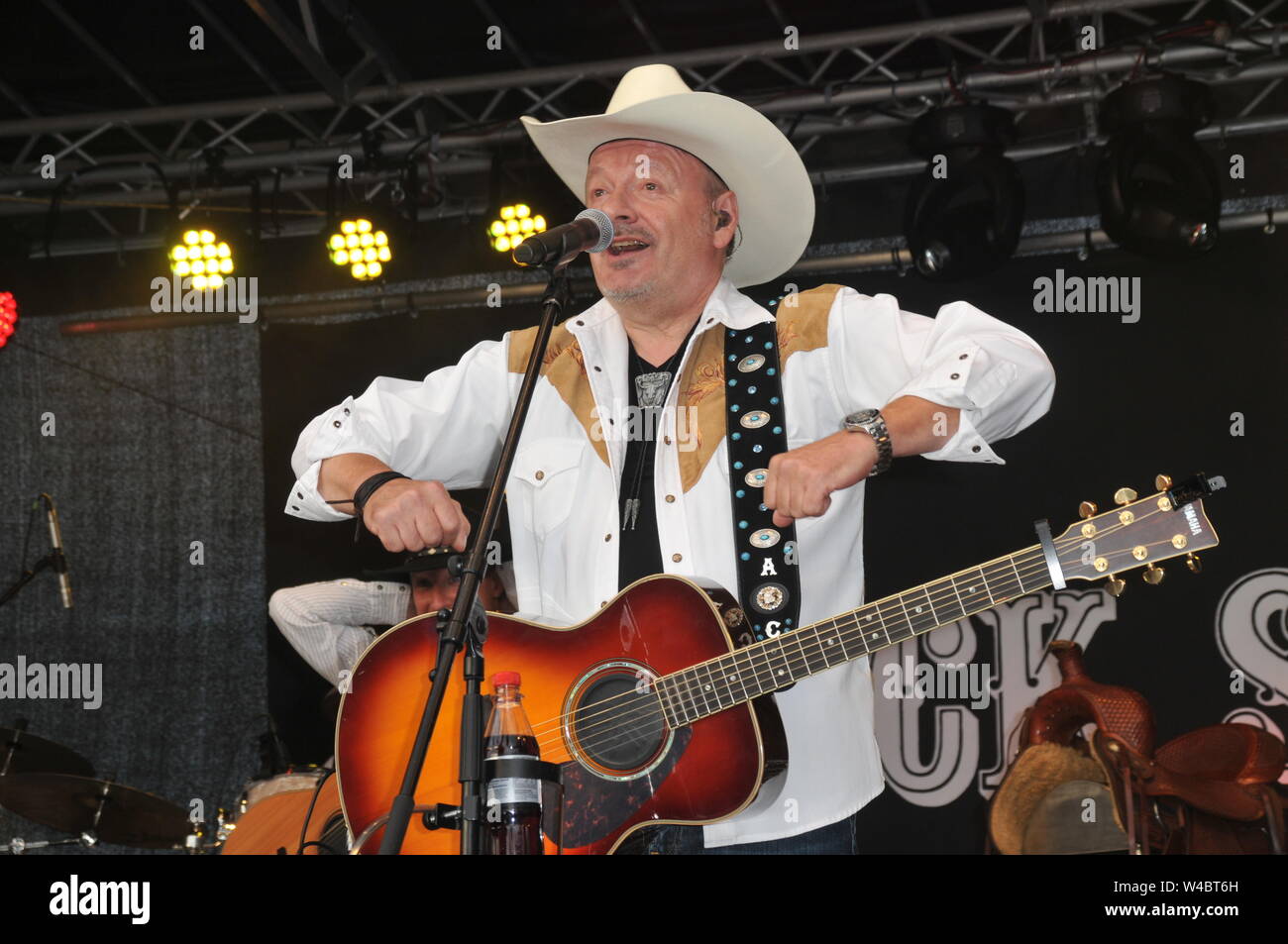 16 July 2019, Schleswig-Holstein, Heiligenhafen: TRUCK STOP - The Country Band from Waterkant on 16 July 2019 in Heiligenhafen at the Heiligenhafener Hafenfesttage (For the 44th time from 11 July to 21 July 2019) open air stage appearance dierkt at the harbour basin. From 20 - 22 o'clock there was Country Rock and songs from the brand new album 'Ein Stückchen Ewigkeit' for over two thousand guests of the event. Schleswig-Holstein, Germany, Europe. Photo: Holger Kasnitz/dpa Stock Photo