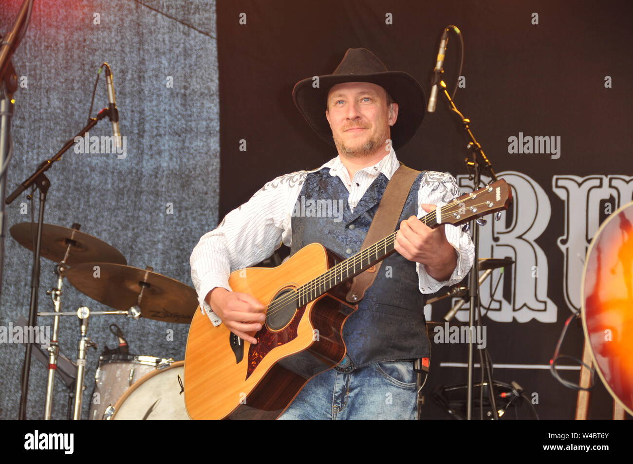 16 July 2019, Schleswig-Holstein, Heiligenhafen: TRUCK STOP - The Country Band from Waterkant on 16 July 2019 in Heiligenhafen at the Heiligenhafener Hafenfesttage (For the 44th time from 11 July to 21 July 2019) open air stage appearance dierkt at the harbour basin. From 20 - 22 o'clock there was Country Rock and songs from the brand new album 'Ein Stückchen Ewigkeit' for over two thousand guests of the event. Schleswig-Holstein, Germany, Europe. - Tim Reese, violin and guitar. Photo: Holger Kasnitz/dpa Stock Photo