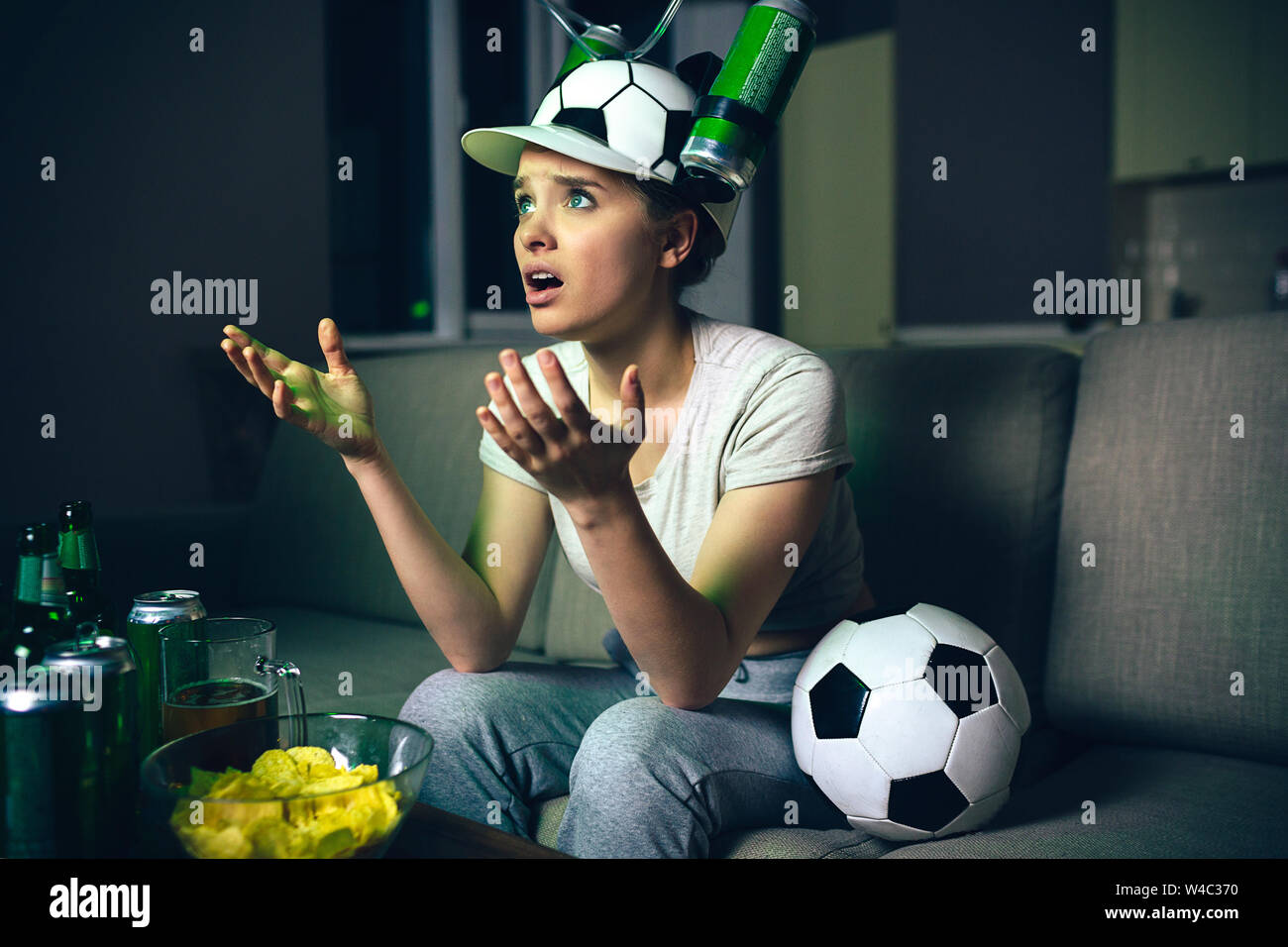 Watching Smart Tv Translation Of Football Game. Banco de Imagens Royalty  Free, Ilustrações, Imagens e Banco de Imagens. Image 59338018.