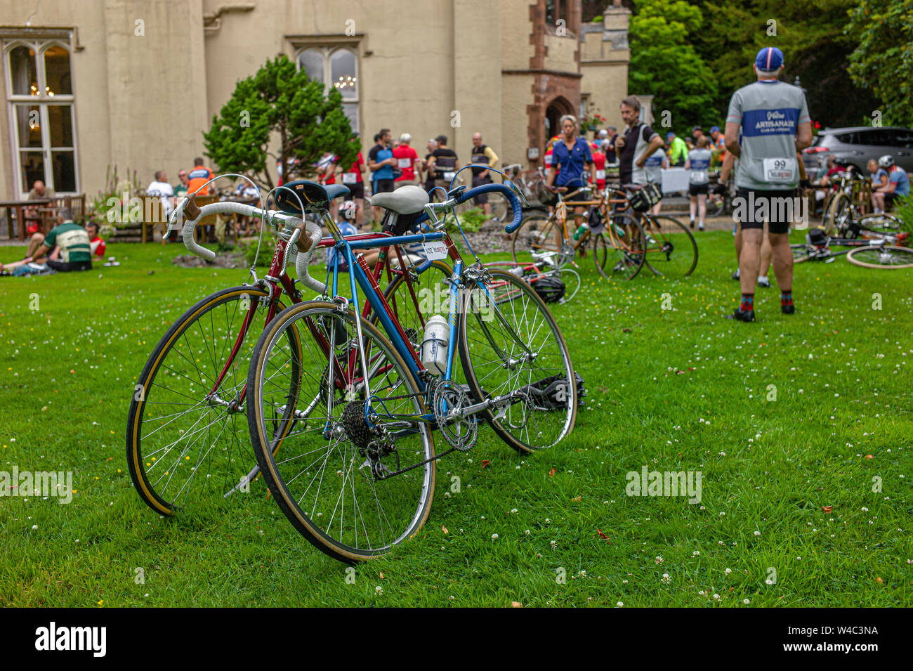 Lunch stop at the Veloretro vintage cycling event in Ulverston, Cumbria. Stock Photo