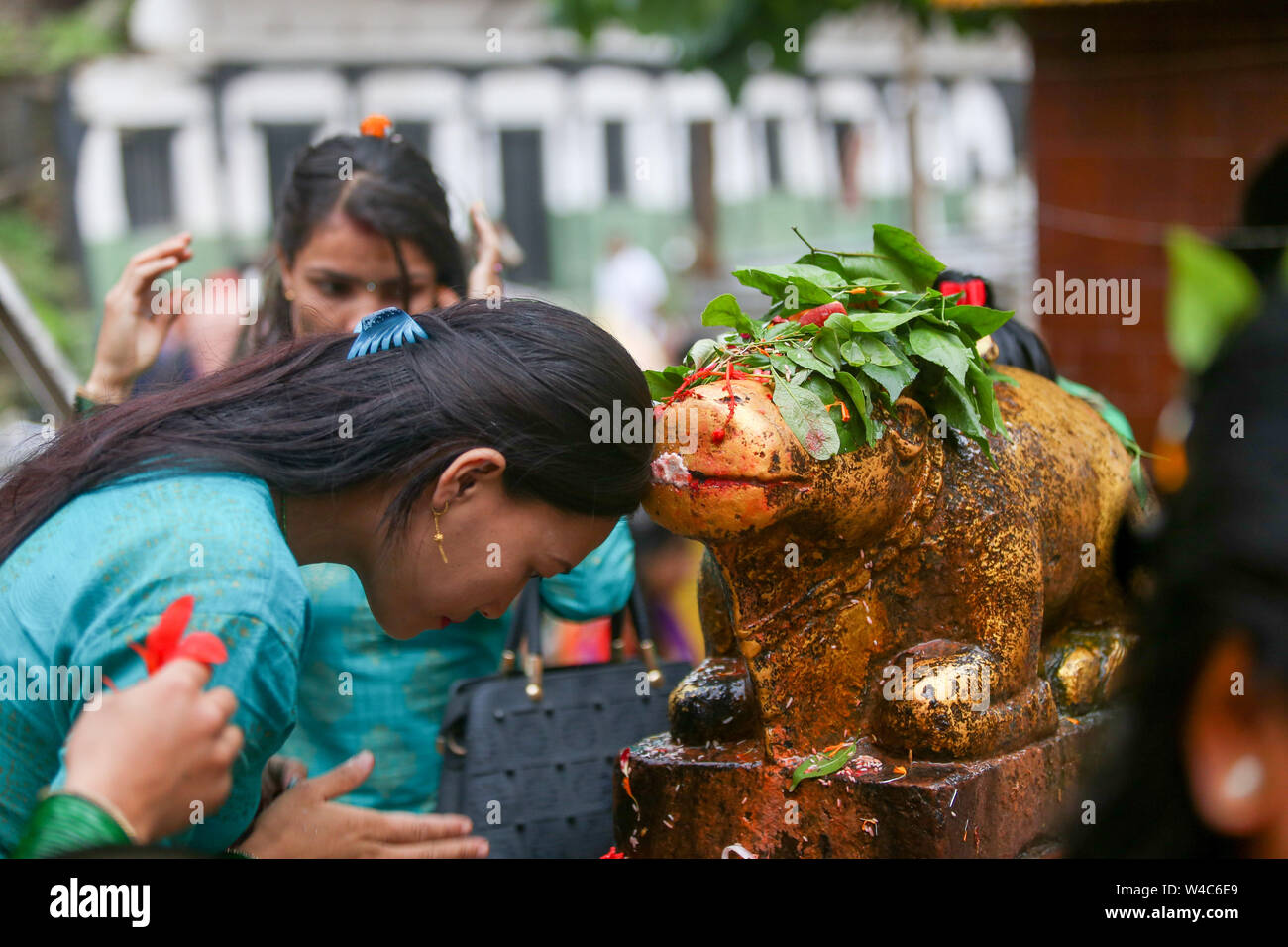 Kathmandu, Nepal. 22nd July, 2019. A devotee prays at the Shiva temple during a Shrawan Sombar festival.Shrawan month is considered as the holiest month of the year and each Somvar (Monday) of this month is known as Shrawan Somvar, during which devotees fast and worship Lord Shiva to pray for happiness for their families. Credit: SOPA Images Limited/Alamy Live News Stock Photo
