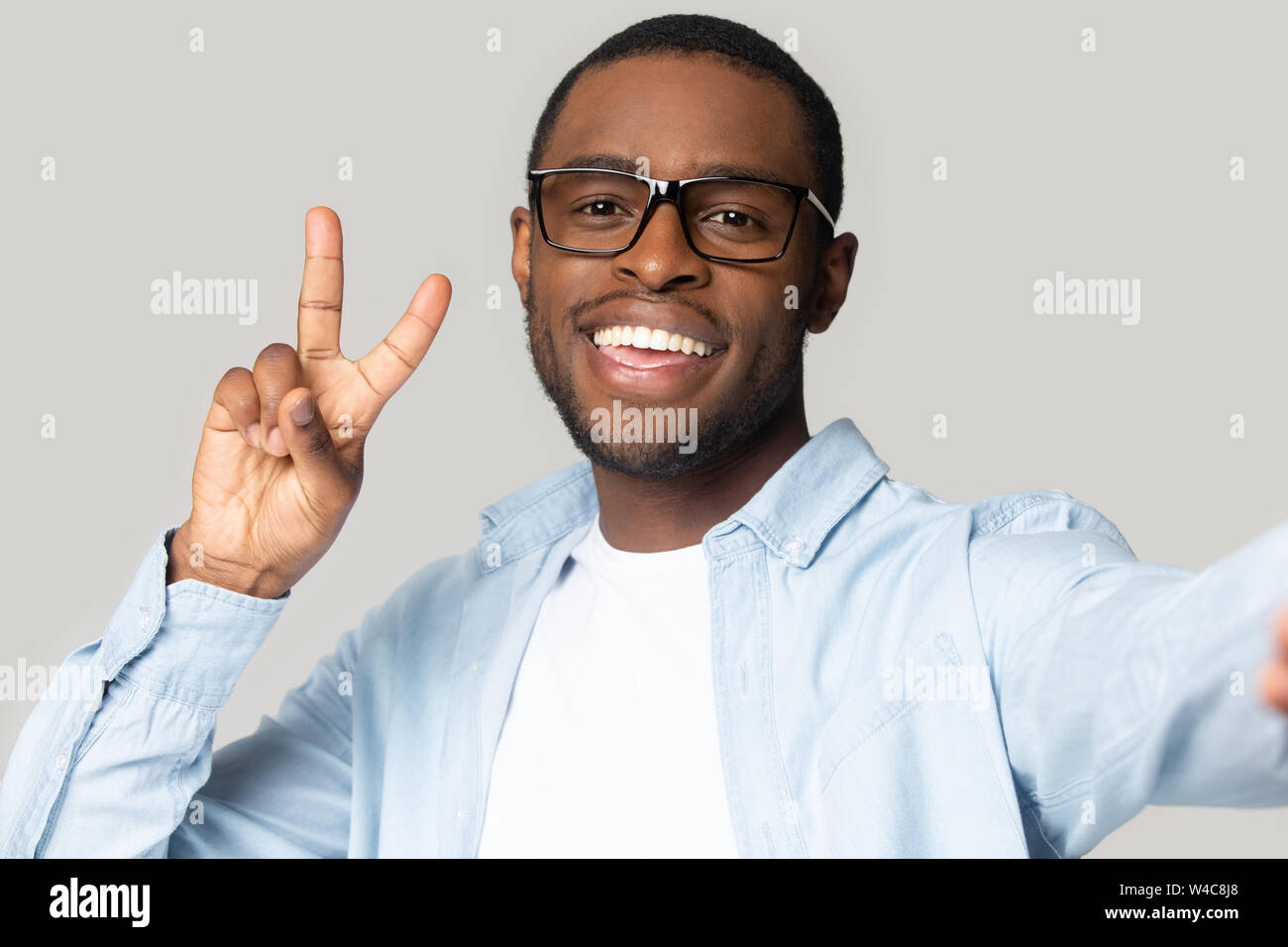 Foster Handel spand Smiling black man in glasses make selfie on gadget Stock Photo - Alamy
