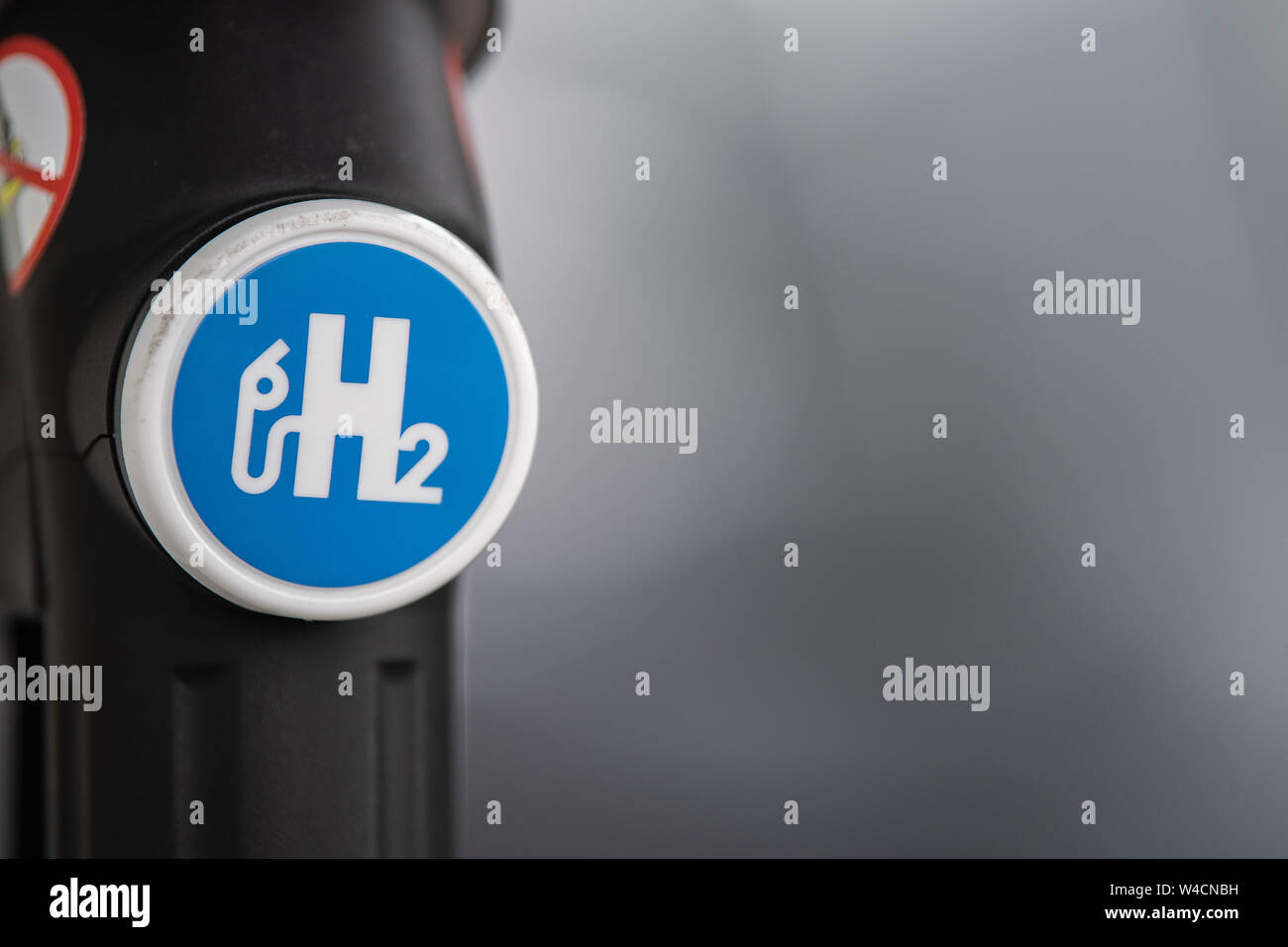 19 July 2019, Baden-Wuerttemberg, Stuttgart: The symbol for hydrogen 'H2' stands on the tap of a hydrogen filling station. Photo: Sebastian Gollnow/dpa Stock Photo