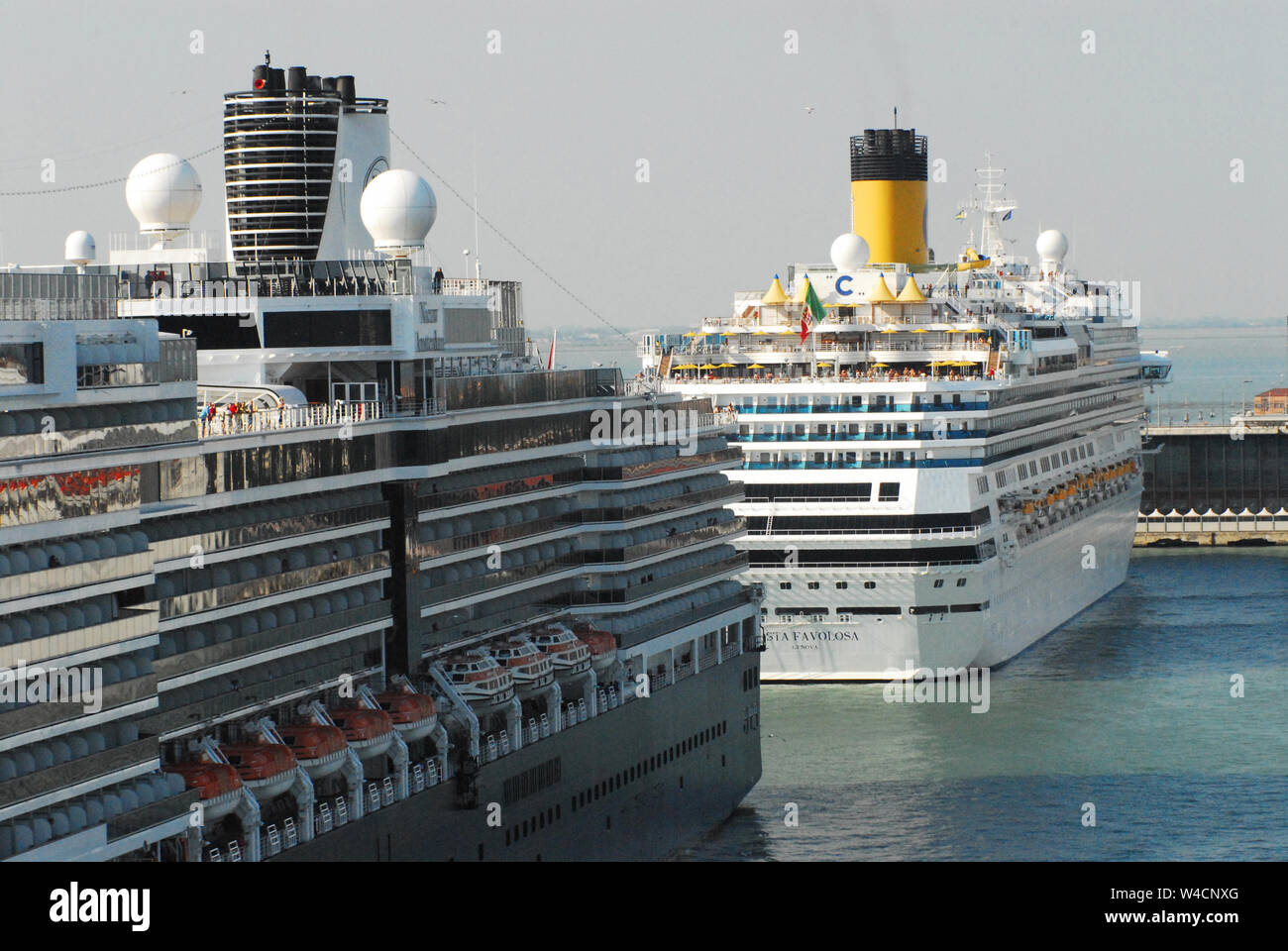 Balconies Cruise Ship People High Resolution Stock Photography And Images Alamy