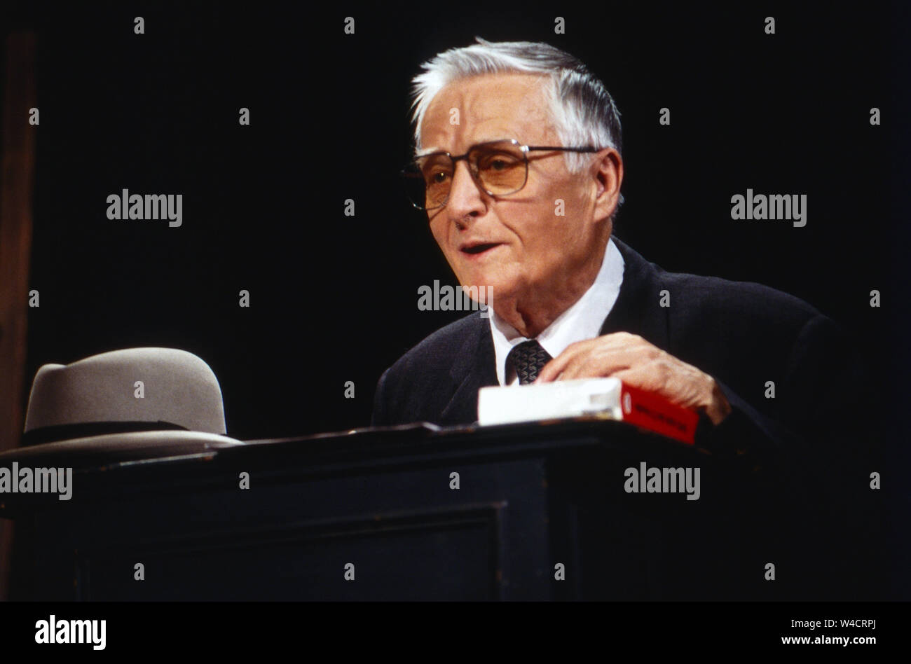 Otto Grünmandl, österreichischer Kabarettist, Volksschauspieler und Schriftsteller, Deutschland 1994. Austrian cabaret artist, folklore actor and author Otto Gruenmandl, Germany 1994. Stock Photo