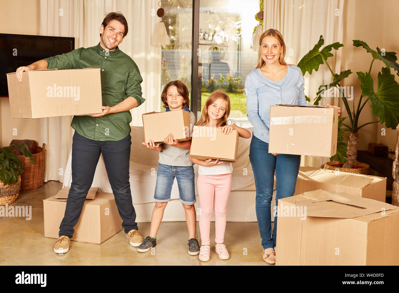 Family with two children move house hi-res stock photography and images ...