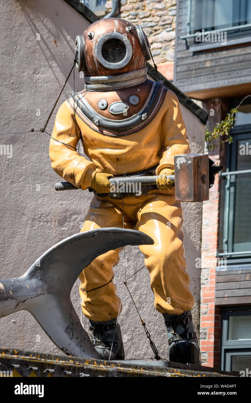 Shark,Diver and Fisherman Life Size Fibreglass Models on the Roof of Rio Fish and Chip Shop/Restaurant in Pump Street ,Brixham Harbour,Devon UK Photo - Alamy