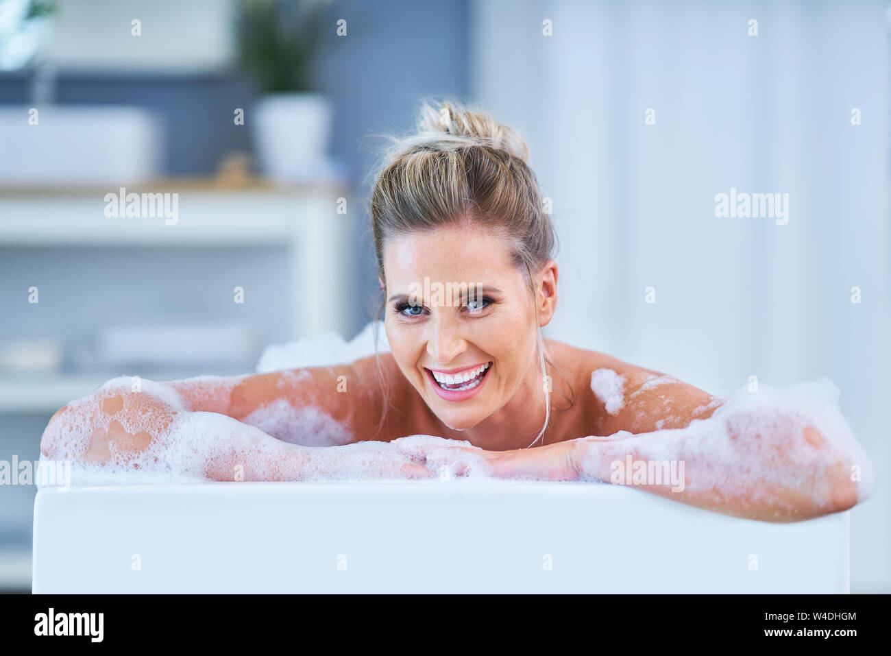 Retro woman in bath tub hi-res stock photography and images - Alamy