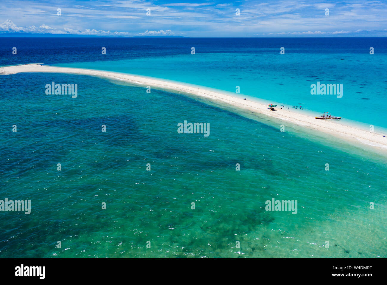 Aerial view of a tiny offshore sandbar and tropical coral reef (White Island Stock Photo Alamy