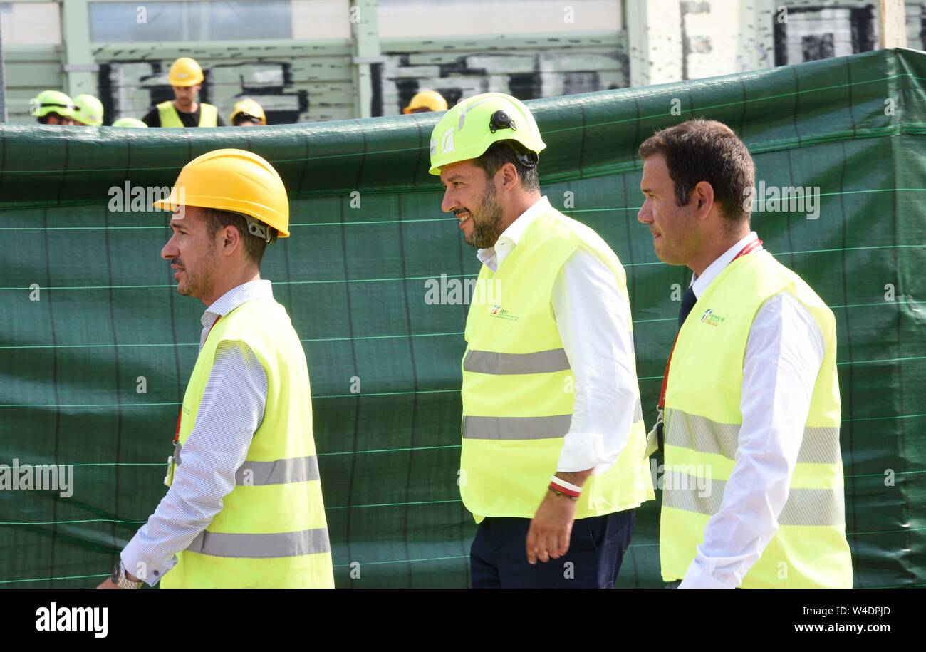 Firenze, Italia. 22nd July, 2019. Foto Stefano Cavicchi/LaPresse22-07-2019 Firenze, Italia PoliticaCentraline bruciate e treni in ritardo, Salvini alla stazione di Firenze Rovezzano dopo attentato Nella foto: Salvini durante il sopralluogoFoto Stefano Cavicchi/LaPresse July 22th, 2019 Florence, Italy PoliticsRail chaos in Florence after suspected arson attack on high-speed lineIn the pic: Interior Minister Matteo Salvini on the fire site Credit: LaPresse/Alamy Live News Stock Photo