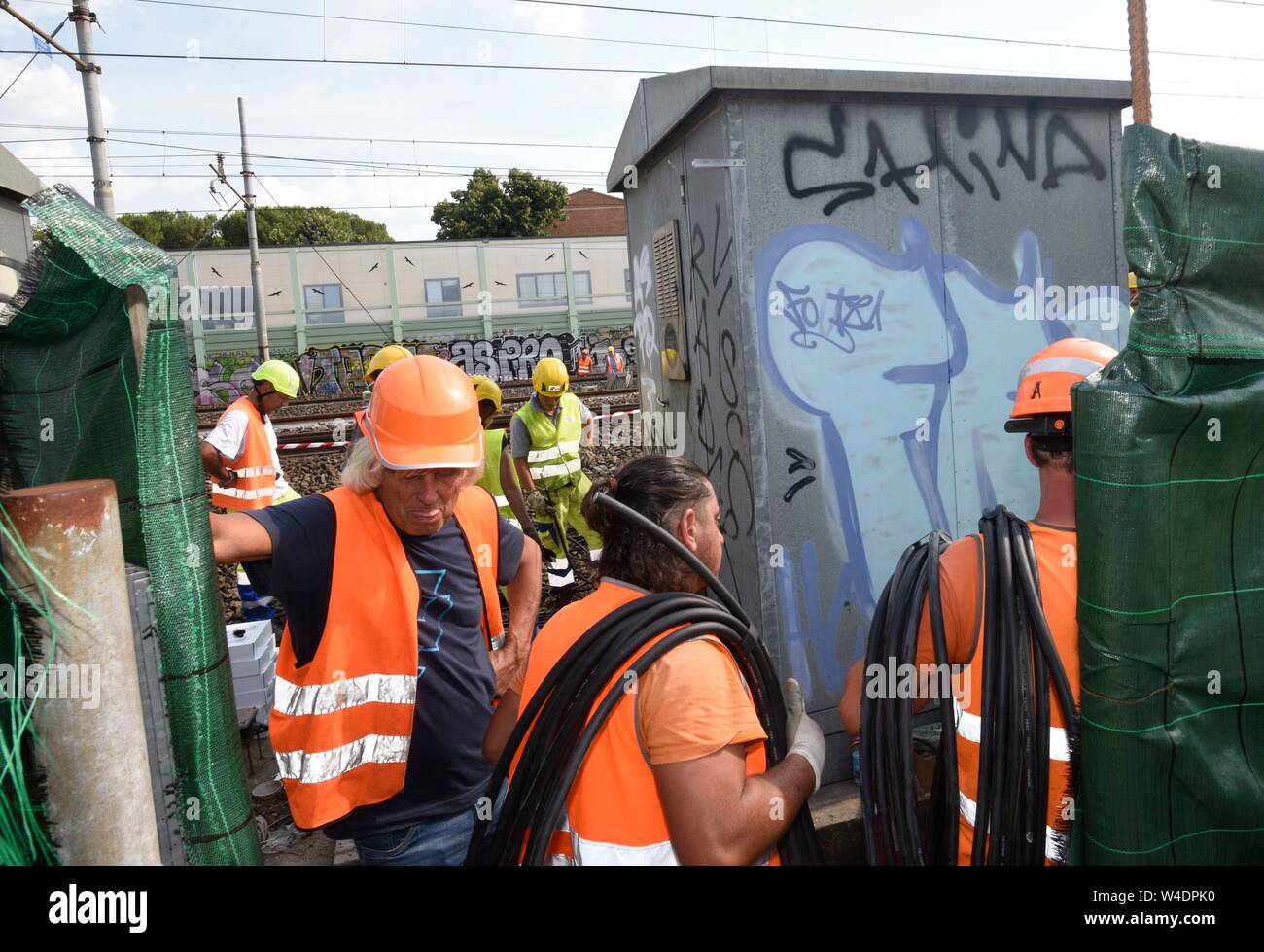 Firenze, Italia. 22nd July, 2019. Foto Stefano Cavicchi/LaPresse22-07-2019 Firenze, Italia PoliticaCentraline bruciate e treni in ritardo, Salvini alla stazione di Firenze Rovezzano dopo attentato Nella foto: Salvini durante il sopralluogoFoto Stefano Cavicchi/LaPresse July 22th, 2019 Florence, Italy PoliticsRail chaos in Florence after suspected arson attack on high-speed lineIn the pic: Interior Minister Matteo Salvini on the fire site Credit: LaPresse/Alamy Live News Stock Photo