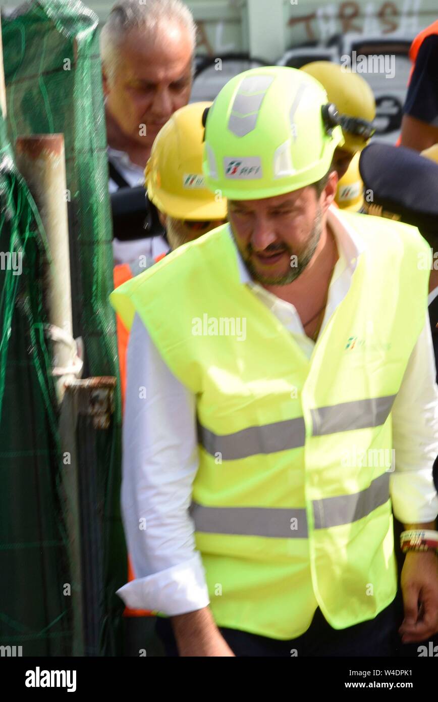 Firenze, Italia. 22nd July, 2019. Foto Stefano Cavicchi/LaPresse22-07-2019 Firenze, Italia PoliticaCentraline bruciate e treni in ritardo, Salvini alla stazione di Firenze Rovezzano dopo attentato Nella foto: Salvini durante il sopralluogoFoto Stefano Cavicchi/LaPresse July 22th, 2019 Florence, Italy PoliticsRail chaos in Florence after suspected arson attack on high-speed lineIn the pic: Interior Minister Matteo Salvini on the fire site Credit: LaPresse/Alamy Live News Stock Photo