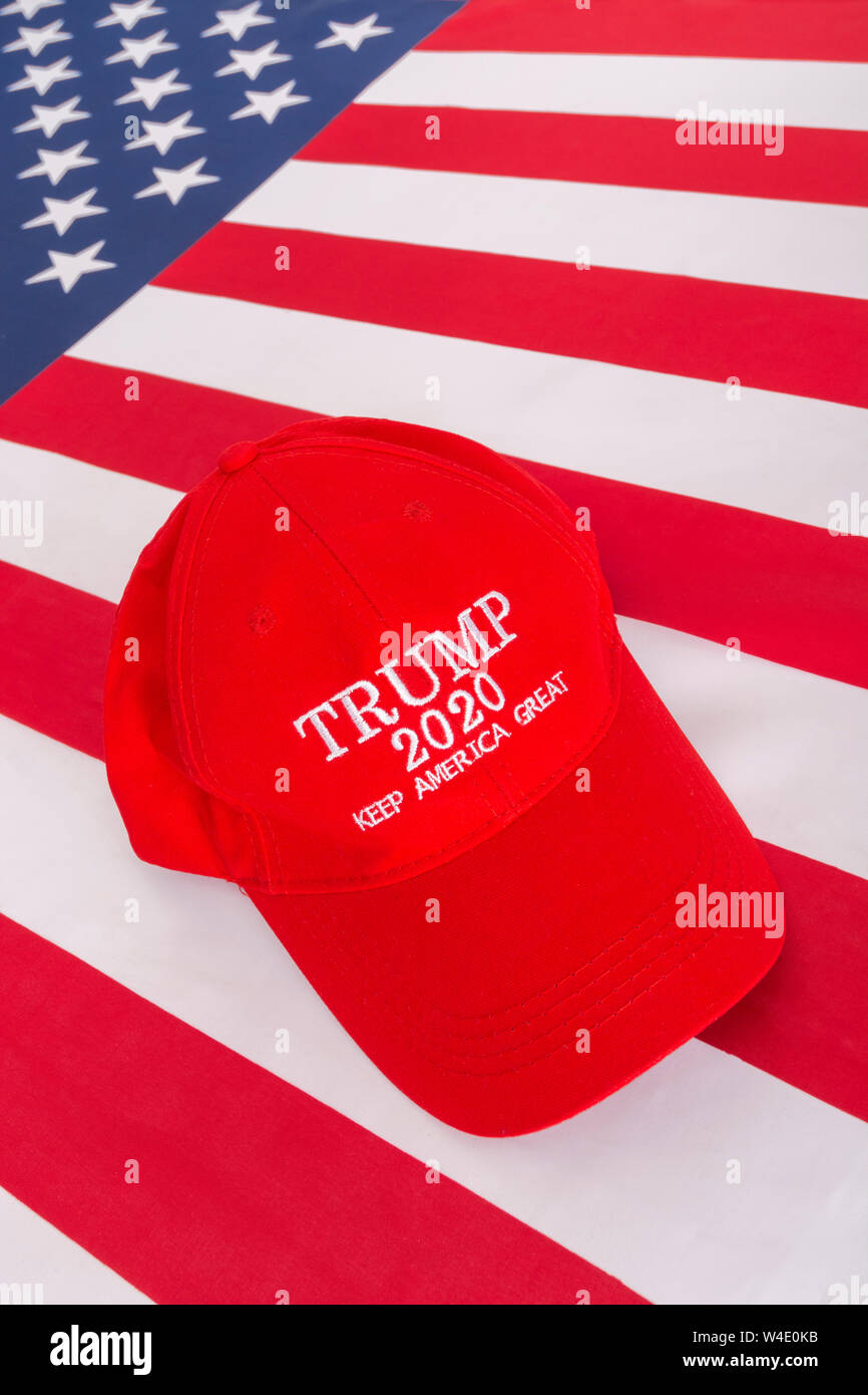 Red Donald Trump 2020 campaign hat / KAG cap + Stars & Stripes. For Trump supporters, Trump 2020 campaign, 2020 US election, Keep America Great Stock Photo