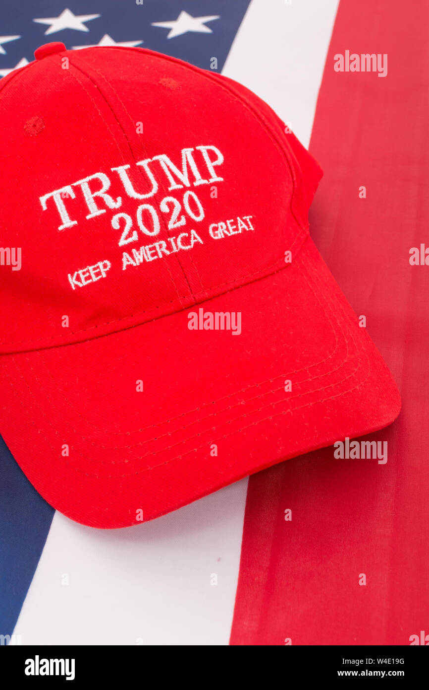 Red Donald Trump 2020 campaign hat / KAG cap + Stars & Stripes. For Trump supporters, Trump 2020 campaign, 2020 US election, Keep America Great Stock Photo