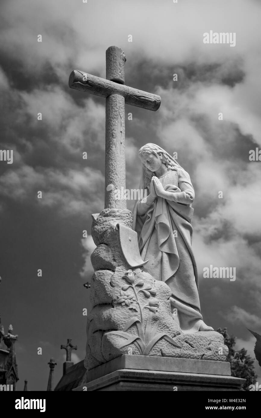 Old cemetery tomb statue woman Black and White Stock Photos & Images ...