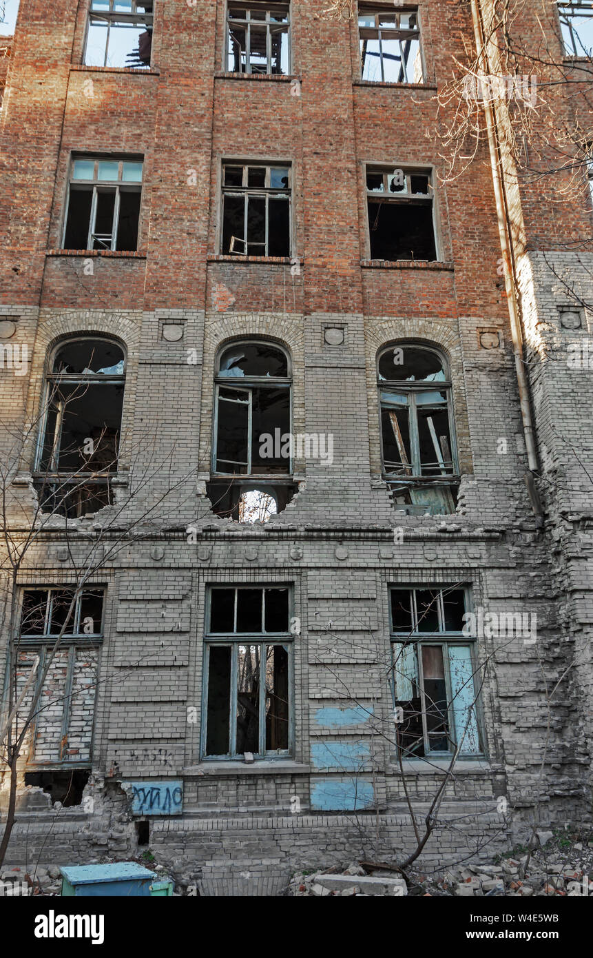 House debris dilapidated disaster hi-res stock photography and images ...