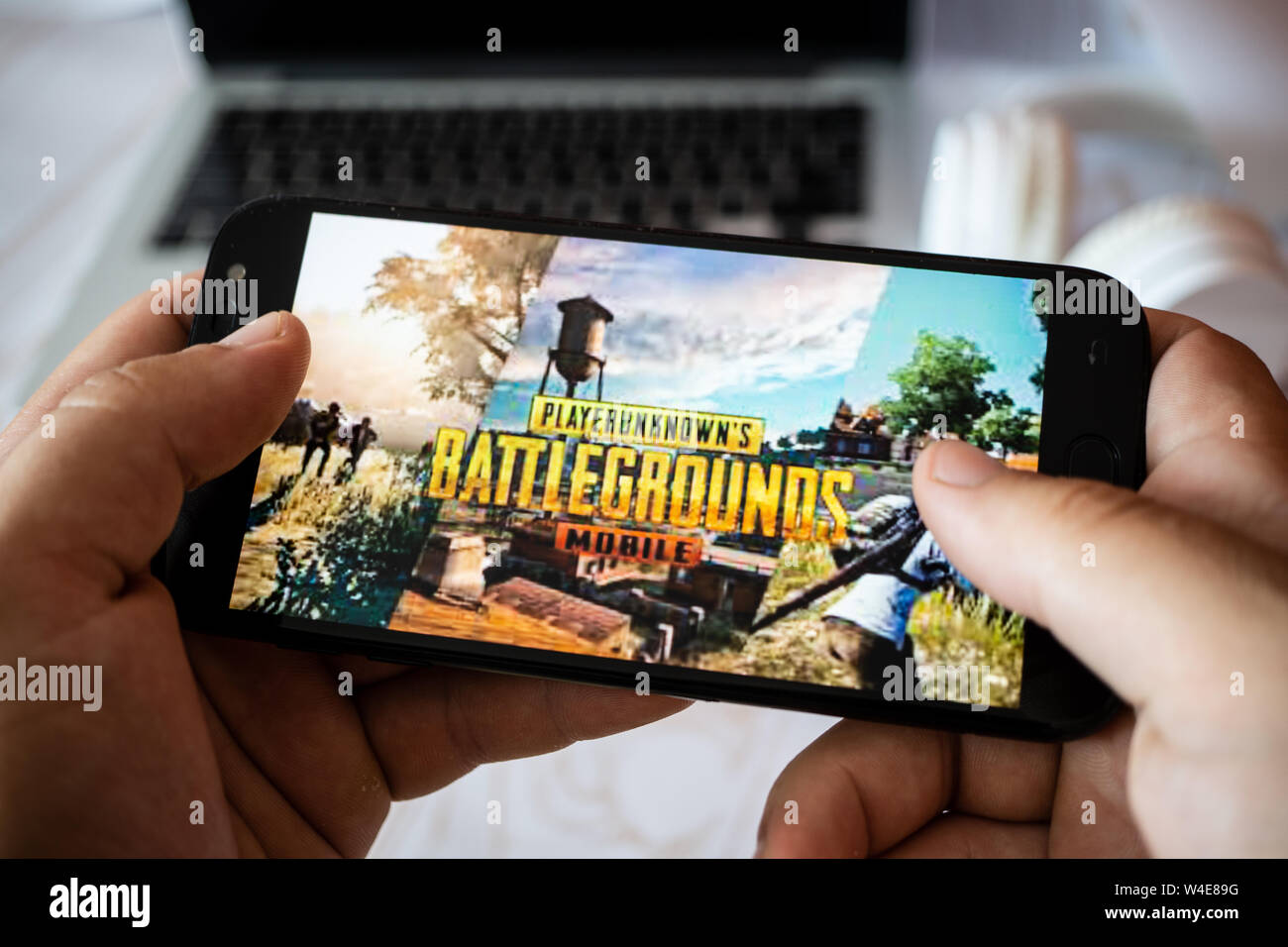 Kumamoto, JAPAN - Dec 22 2021 : 8 Popular mobile games (PUBG