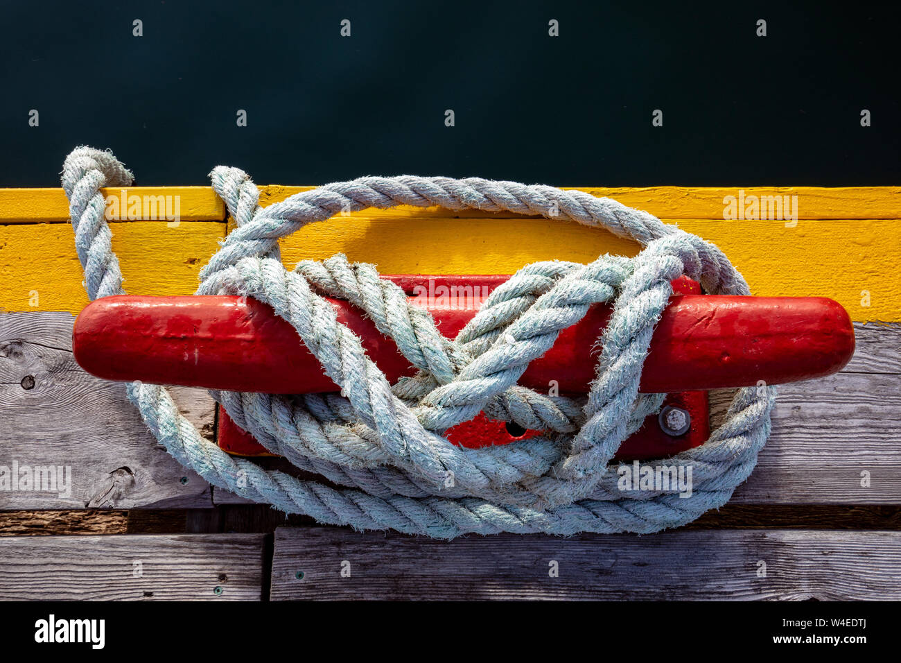 Close-up of red deck cleat and rope at Westview Marina in Tahsis, near Gold River, Vancouver Island, British Columbia, Canada Stock Photo
