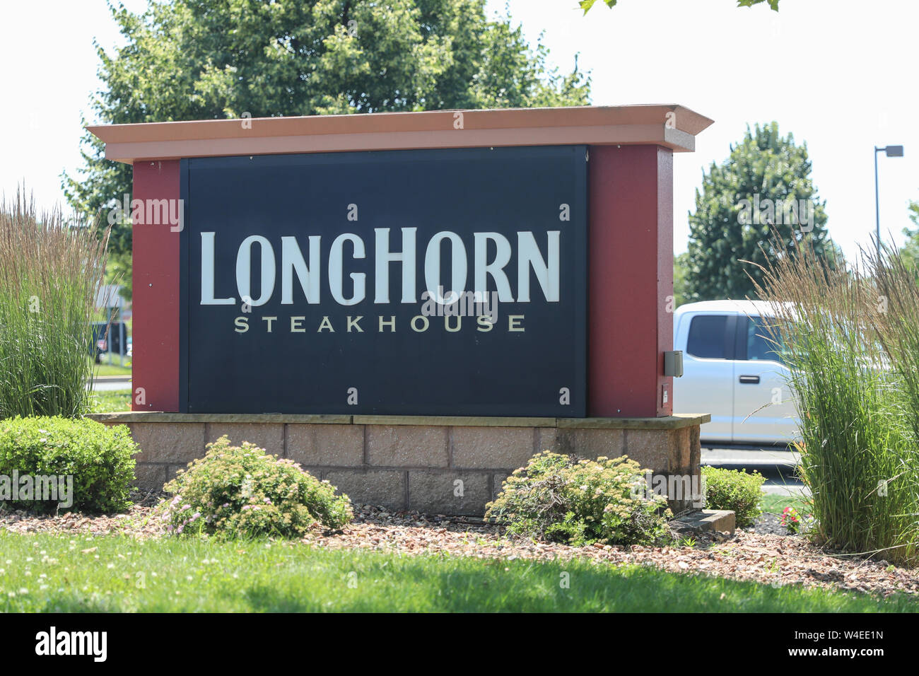 Princeton New Jersey - June 23, 2019: LongHorn Steakhouse casual dining restaurant. LongHorn Steakhouse is owned and operated by Darden Restaurants I Stock Photo