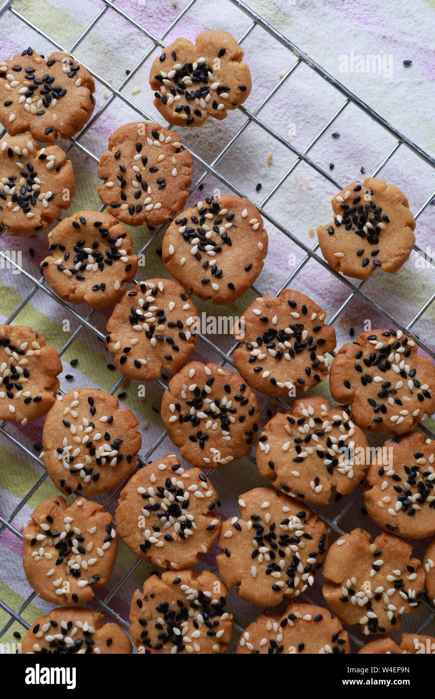 Cookies on the cooling rack Stock Photo Alamy