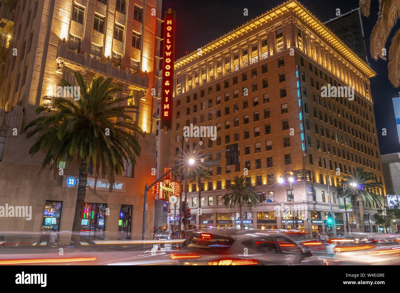 Night scene at the Hollywood Boulevard and Vine Street intersection in ...