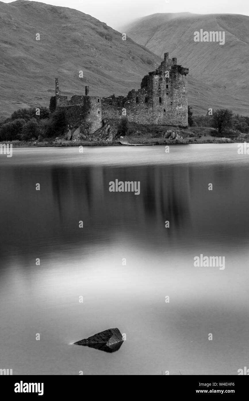 Kilchurn Castle reflects in Loch Awe, Scotland Stock Photo