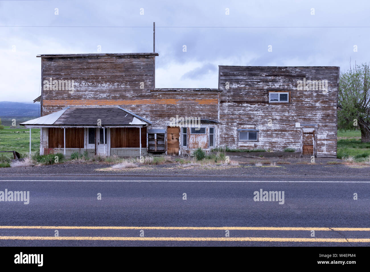 Abandoned building along US 26 in Ironside, Oregon Stock Photo