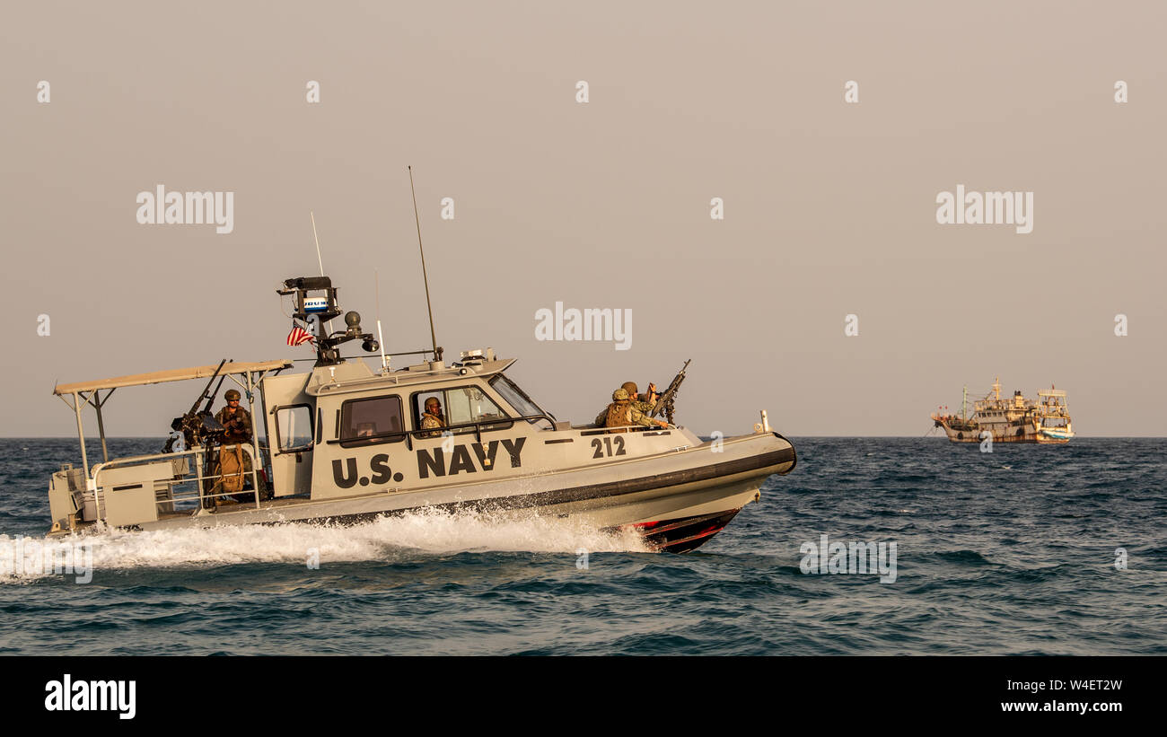 190714-N-DX868-1079 GULF OF TADJOURA (July 14, 2019) Sailors from Coastal Riverine Squadron (CRS) 1 load a M240B machine gun during a patrol in the Gulf of Tadjoura, Djibouti. CRS-1 is forward-deployed with Combined Task Group 68.6 at Camp Lemonnier, Djibouti. (U.S. Navy photo by Hospital Corpsman 1st Class Kenji Shiroma/Released) Stock Photo