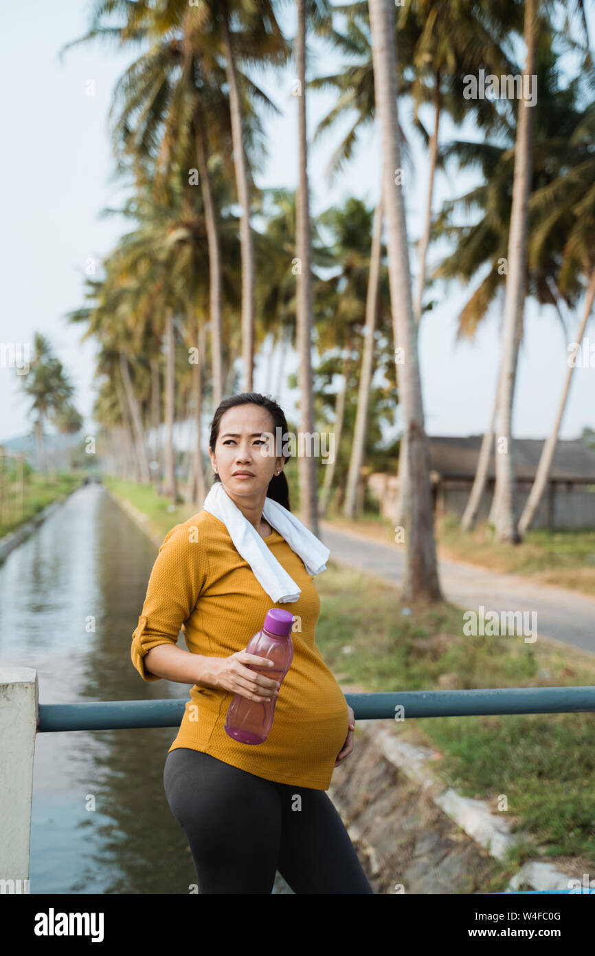Sporty pregnant woman towel hi-res stock photography and images - Alamy