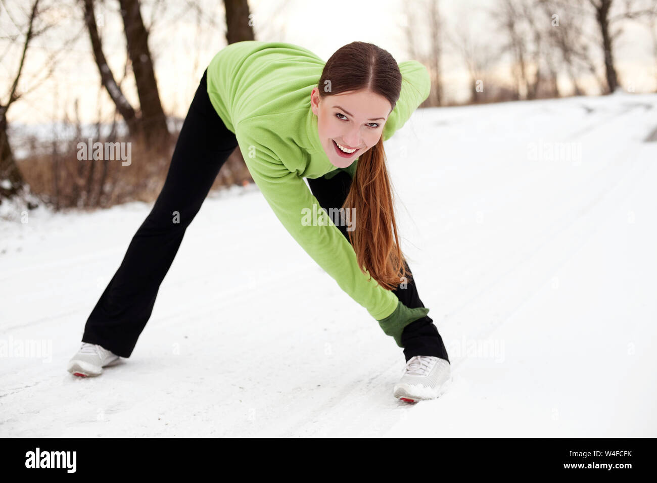 Девушка бежит зимой. Спорт зимой. Разминка зимой. Тренировка на улице зимой. Упражнение зима.