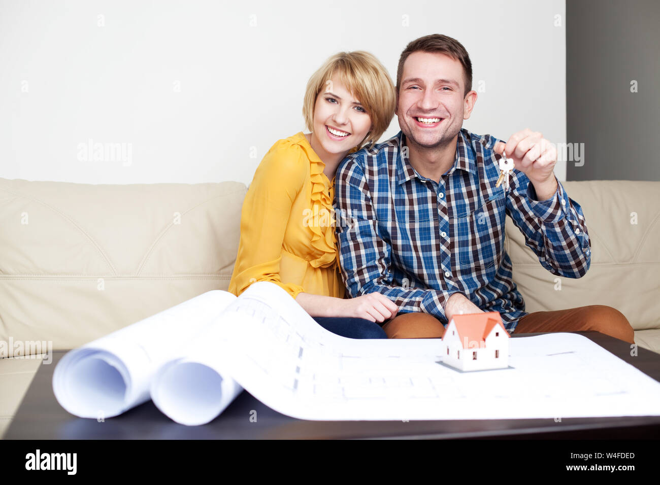 Happy couple with keys to new home Stock Photo - Alamy