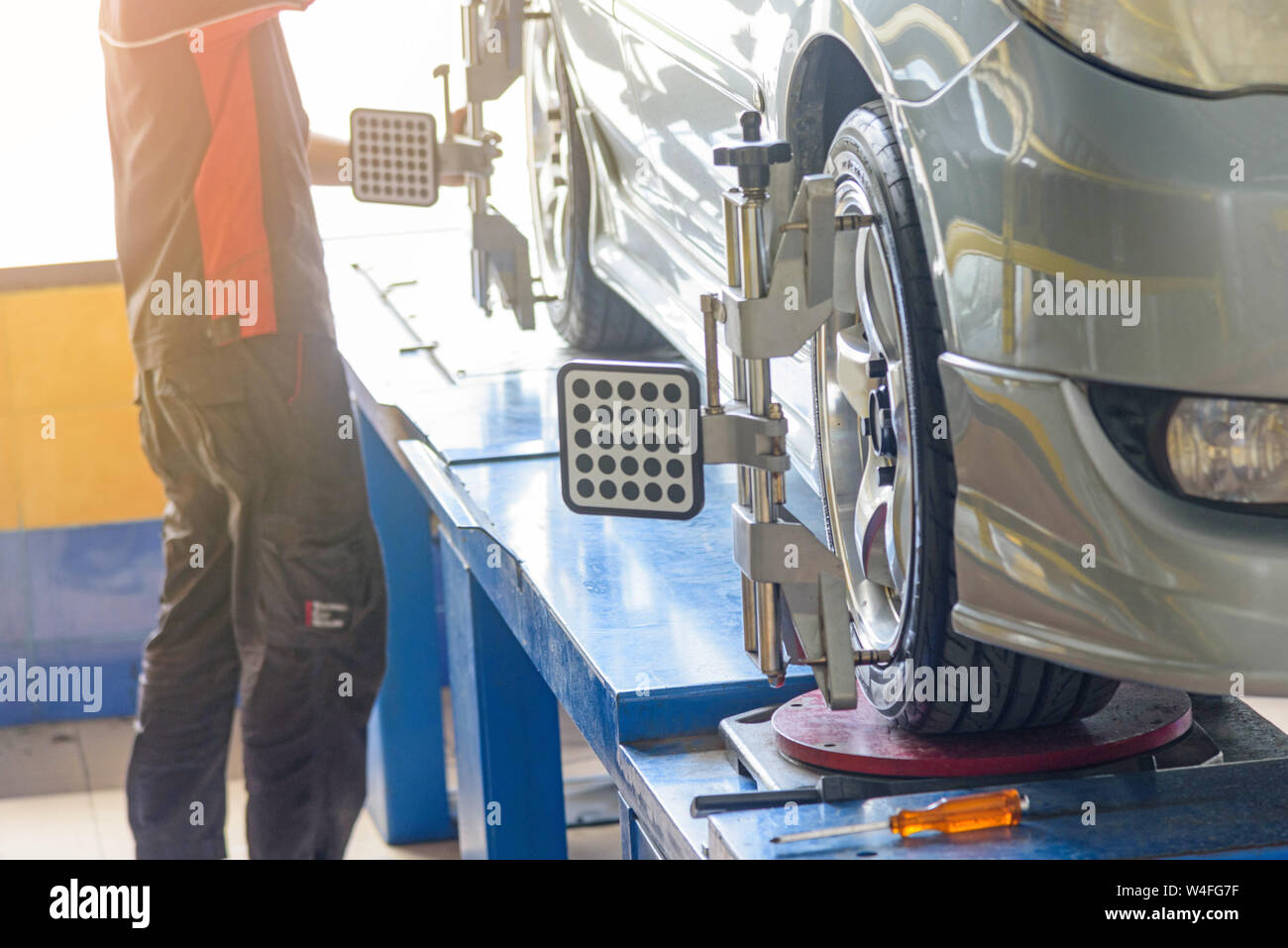 Car wheel alignment hires stock photography and images Alamy