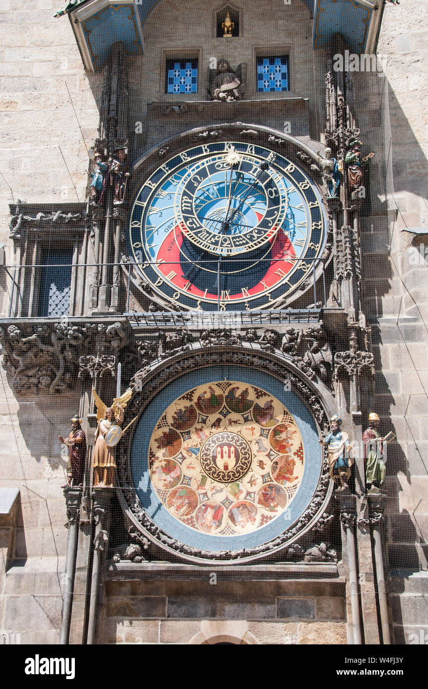 Clock with moving figures hi-res stock photography and images - Alamy