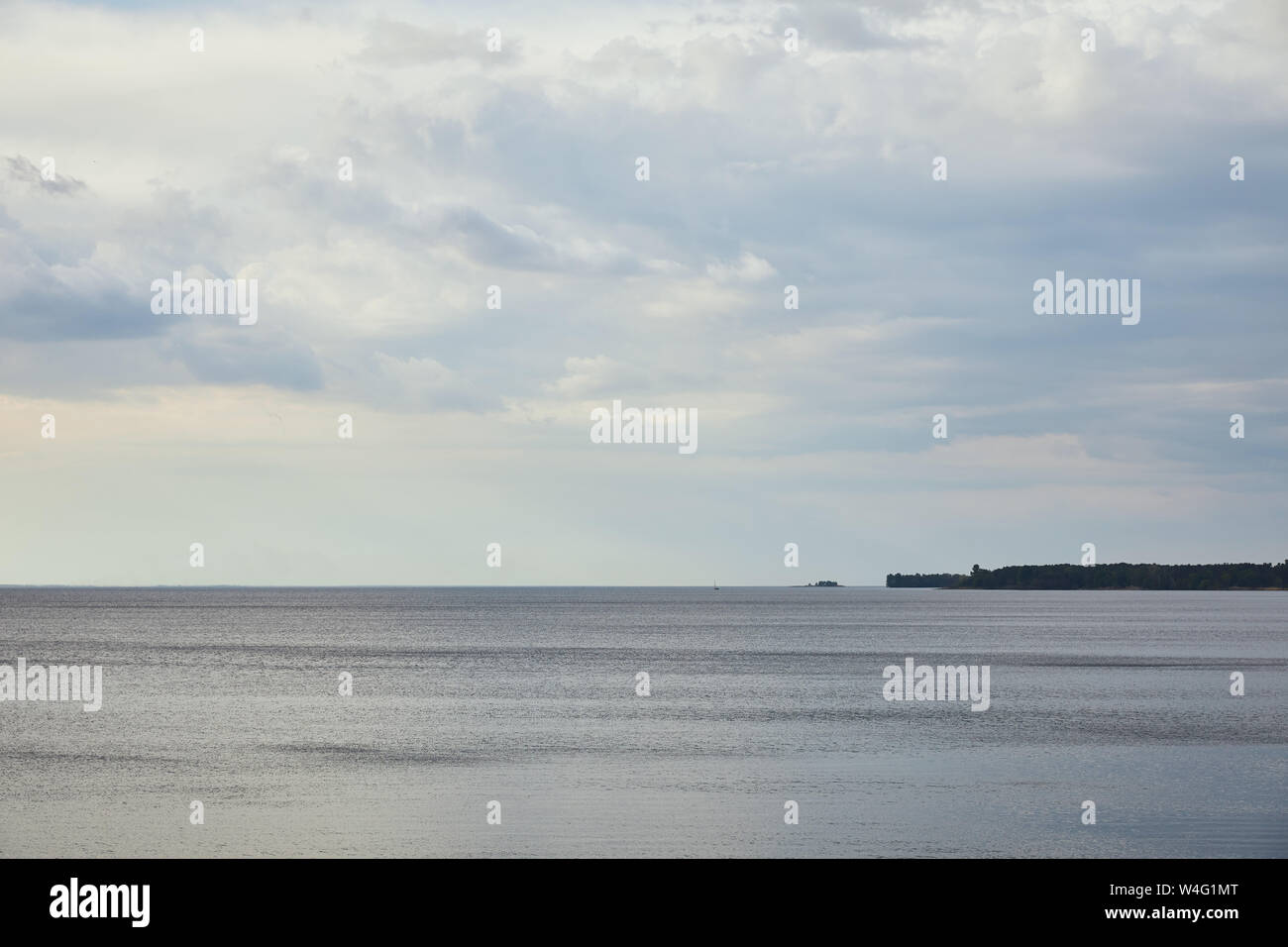 Blue sky over river hi-res stock photography and images - Alamy