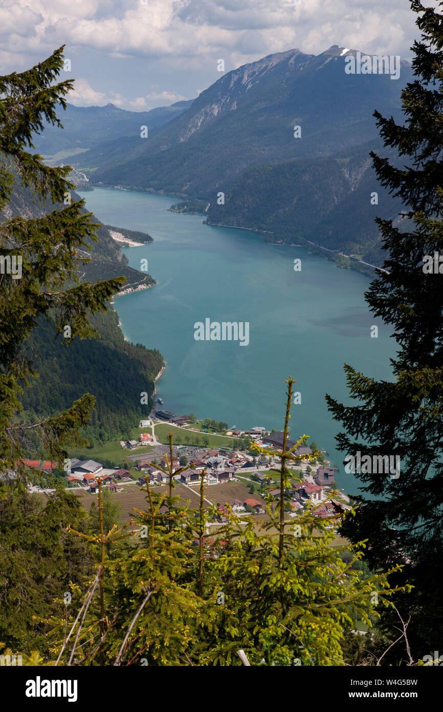 Blick auf den Achensee und den Ort Pertisau. Der Achensee ist der größte See Tirols mit einer Wassertiefe von bis zu 133 Meter. Stock Photo