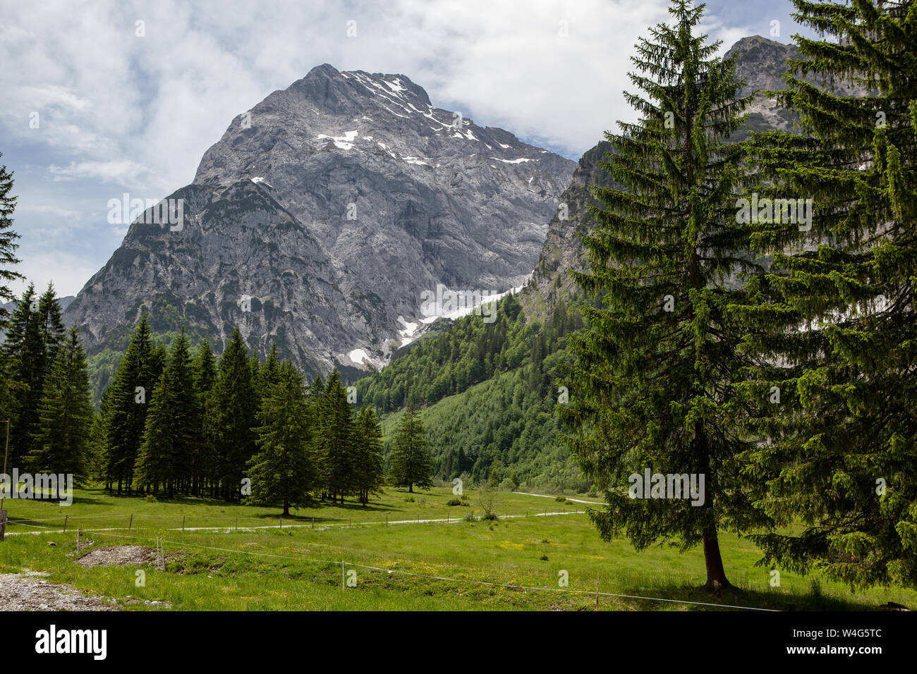 Der pyramidenförmige Sonnjoch im Naturpark Karwendel im Falzthurntal in Österreich ist mit 2457 Metern der höchste Berg der Region Achensee. Stock Photo