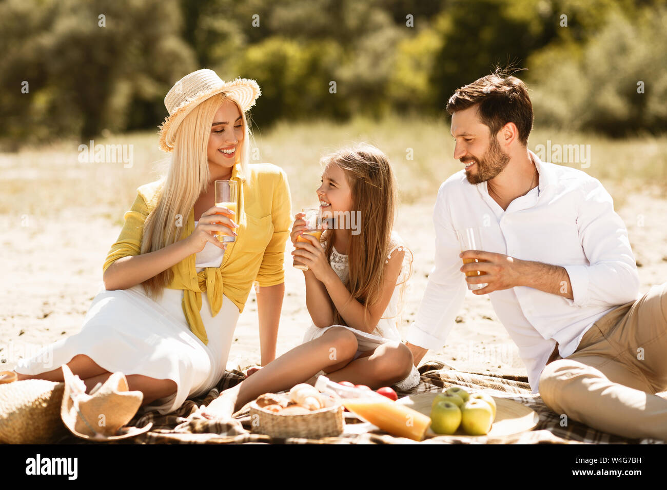 Children having healthy picnic hi-res stock photography and images - Alamy