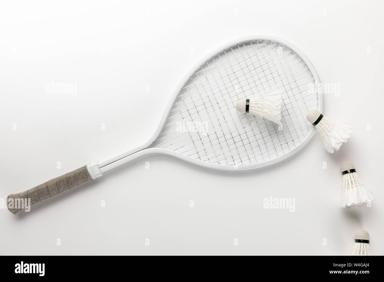 flat lay with white badminton racket and shuttlecocks on white background Stock Photo
