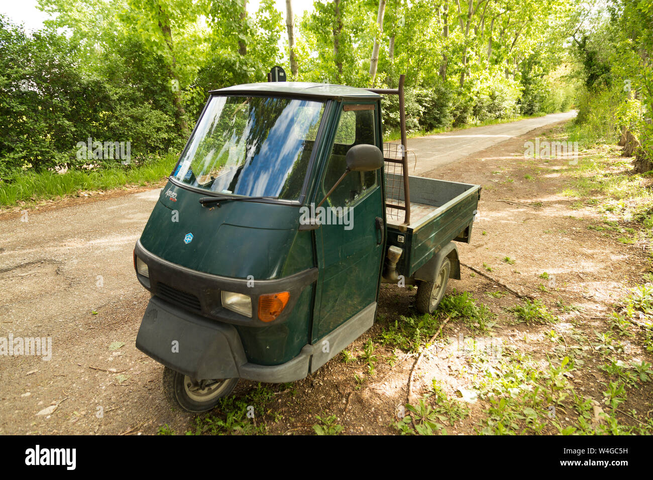 Italian scooter truck hi-res stock photography and images - Alamy