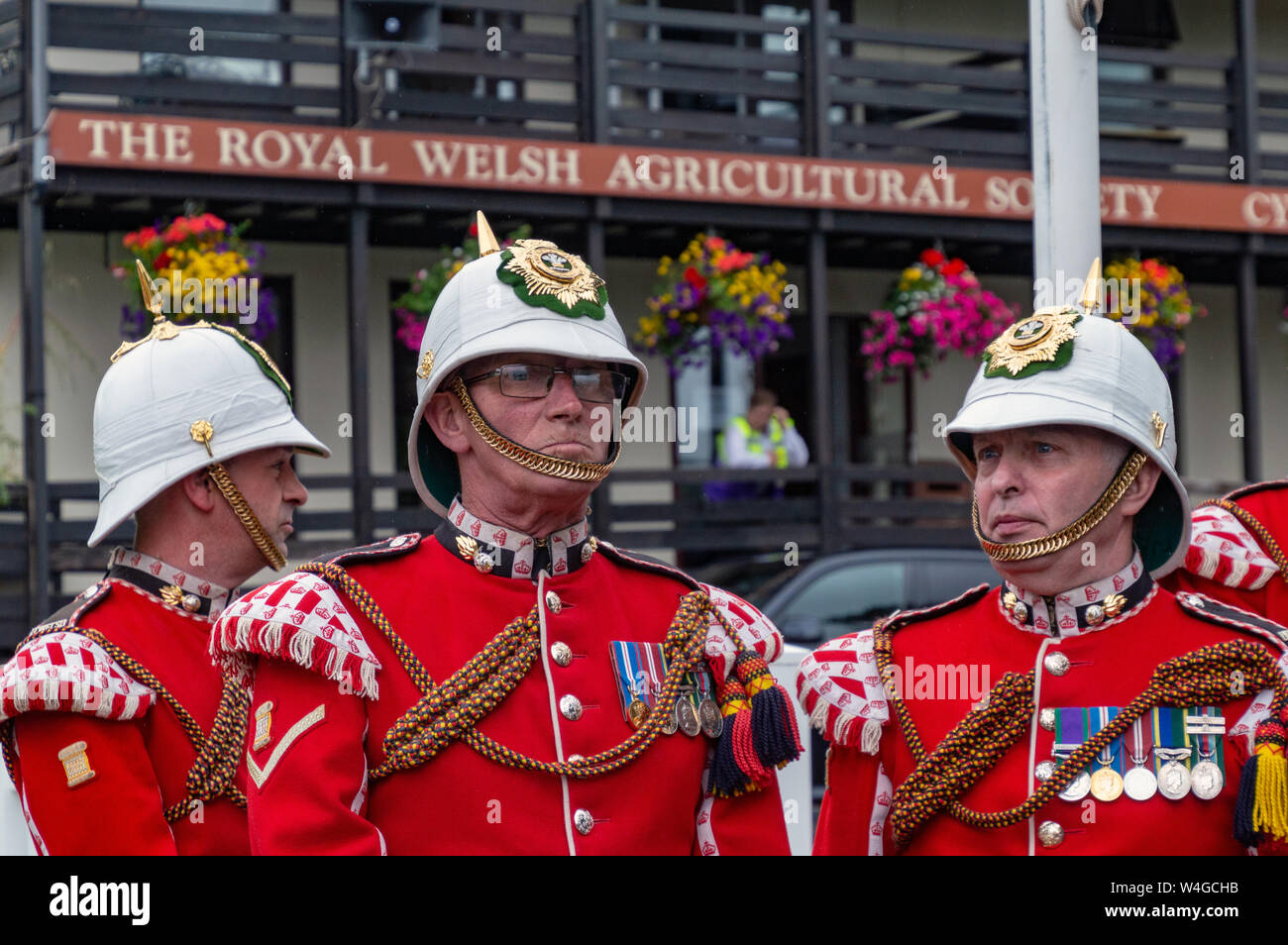 Old soldiers of the Welsh Regiment at the Royal Welsh Show in Llanelwedd, Builth Wells. Part of the royal visit of King Goodwill of the Zulu Nation for the 140th anniversary of Rorke's Drift during the Anglo Zulu War. Stock Photo