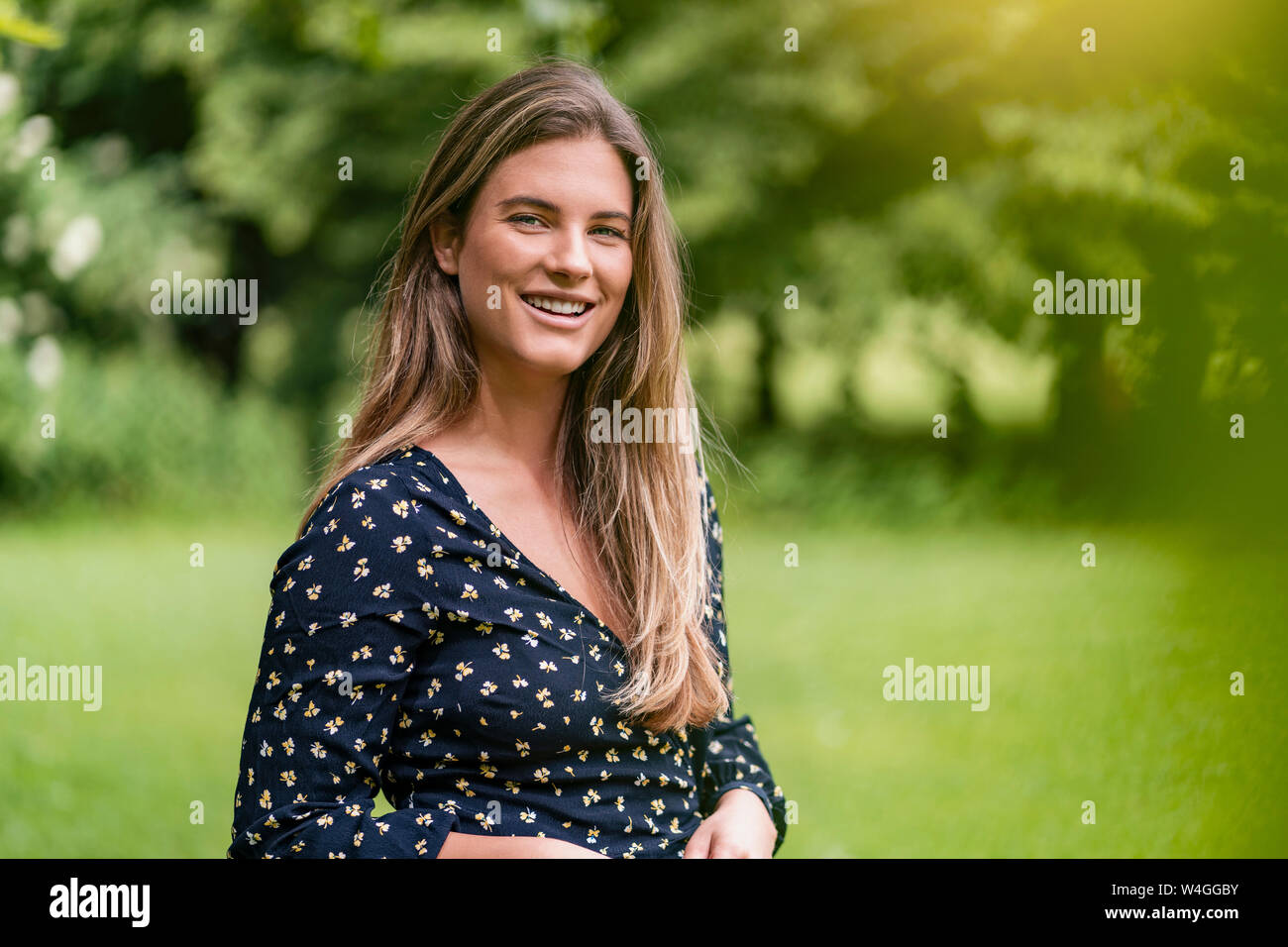 In park young woman hi-res stock photography and images - Alamy