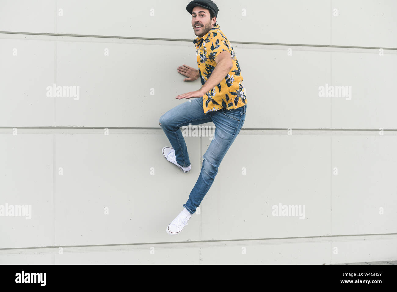 Man wearing flat cap smiling hi-res stock photography and images - Alamy