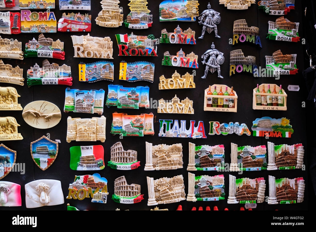 Souvenir italiano per la vendita a Roma Foto stock - Alamy