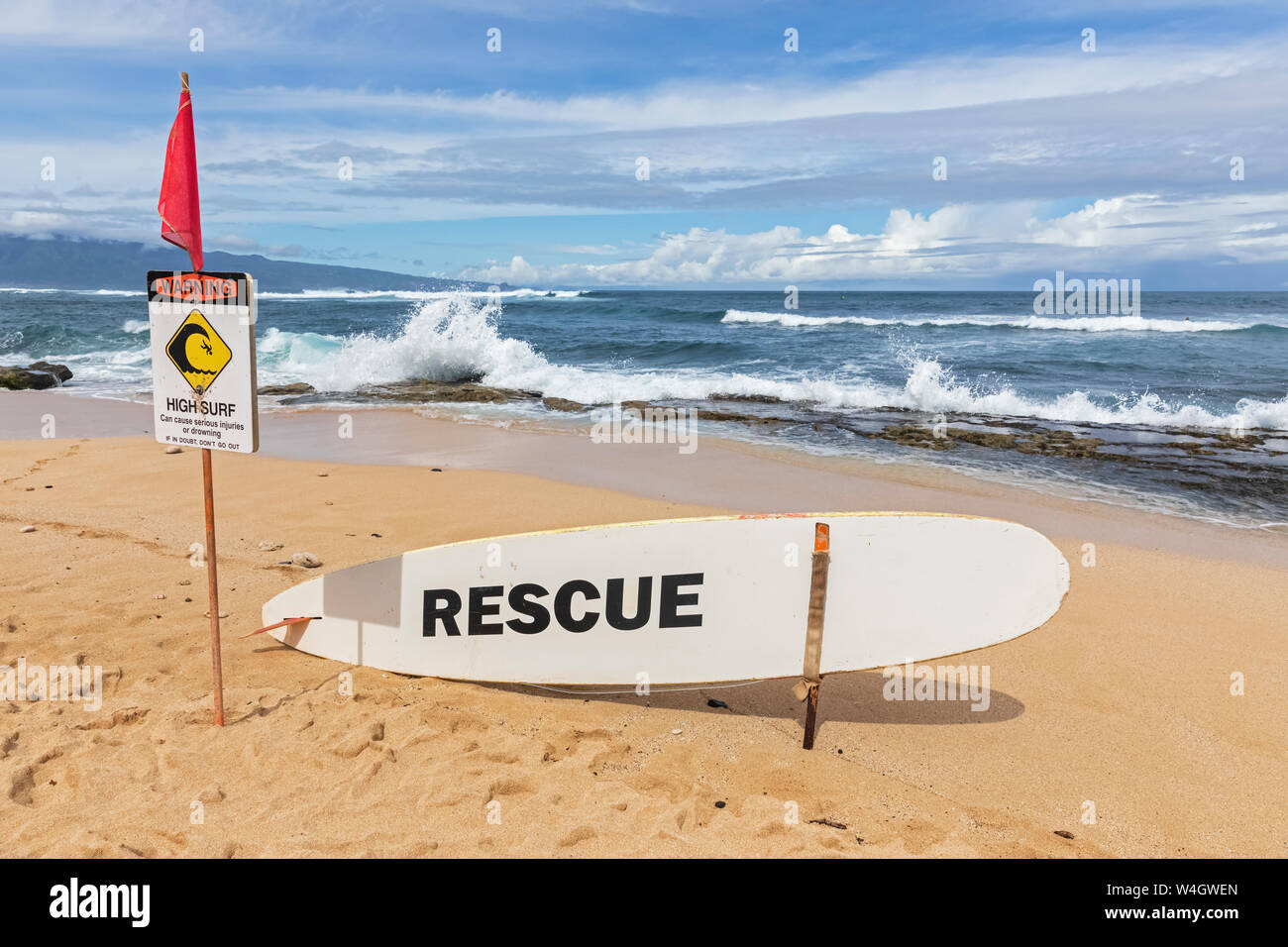 Rescue surfboard, red flag and warning sign at Ho'okipa Beach Park, Hawaii, USA Stock Photo